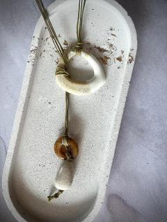 Collier sautoir en porcelaine blanche et résine Light magma – Création artisanale – Cadeau bijou raffiné & corporate gift / Lange ketting in witte porselein en Light magma hars – Ambachtelijke creatie – Verfijnd juweel geschenk & bedrijfs cadeau / Long necklace in white porcelain and Light magma resin – Handmade creation – Refined jewelry gift & corporate gift