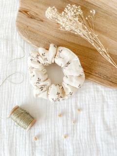Chouchou en gaze blanche – accessoire capillaire doux et naturel / Witte mousseline scrunchie – zachte en natuurlijke haaraccessoire / White muslin scrunchie – soft and natural hair accessory