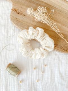 Offrir un produit fait main belge / Een handgemaakt Belgisch product schenken / Offer a Belgian handmade product Chouchou gaze à pois dorés – élégant et confortable, cousu main / Scrunchie in mousseline met gouden stippen – elegant en comfortabel / Gold-dotted gauze scrunchie – elegant and comfortable