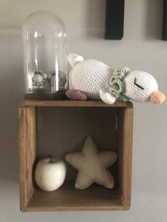 Boîte à musique artisanale en forme de caneton – Léon, création douce et apaisante pour les bébés. Idéal comme cadeau de naissance. / Muziekdoos eendje Léon – handgemaakt voor baby’s / Handmade music box duckling Léon – perfect baby gift, calming and local