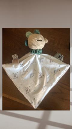 Doudou Dino vert artisanal, compagnon réconfortant et lavable, parfait cadeau bébé / Groene Dino knuffeldoek, handgemaakt, troostend en wasbaar, perfect babycadeau / Green Dino comforter, handmade, comforting and washable, perfect baby gift