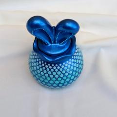 Porte-crayons bleu artisanal Mandala & Dot Art en Jesmonite, motif fleuri peint à la main, cadeau unique pour bureau ou chambre enfant / Blauwe handgemaakte pennenhouder Mandala & Dot Art in Jesmonite, handgeschilderd bloemenmotief, uniek cadeau voor bureau of kinderkamer / Blue handmade Mandala & Dot Art pen holder in Jesmonite, hand-painted flower design, unique gift for desk or kids’ room