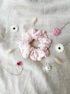 Chouchou fleuri en gaze de coton – romantique et fait main / Bloemen scrunchie in katoengaas – romantisch en handgemaakt / Floral cotton gauze scrunchie – romantic and handmade