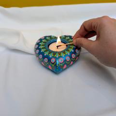 Photo de l'article Bougeoir "medium" - Format coeur - Base bleue - Mandala & Dot Art - Pièce unique en Jesmonite, 100% moulée et peinte à la main