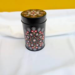 Photo de l'article Boite à thé cylindrique en fer blanc - Base noire - Mandala & Dot Art - 100% peinte à la main