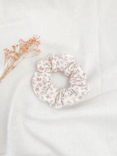 Offrir un produit fait main belge / Een handgemaakt Belgisch product schenken / Offer a Belgian handmade product Chouchou en coton fleuri – accessoire délicat pour cheveux / Bloemen scrunchie in katoengaas – zacht en vrouwelijk / Floral cotton scrunchie – soft and feminine hair accessory