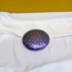 Pierre méditative ronde en Jesmonite, mandala coloré signé Marie Marevoet – Dotty Joyous Things, pièce unique pour relaxation / Ronde meditatiesteen in Jesmonite, kleurrijke mandala van Marie Marevoet – Dotty Joyous Things, uniek stuk voor ontspanning / Round Jesmonite meditation stone, colourful mandala by Marie Marevoet – Dotty Joyous Things, unique relaxation piece