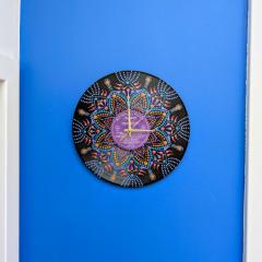 Photo de l'article Horloge murale - Tons mauves - pièce unique sur vinyle upcyclé - Dot Art coloré & 100% peint à la main