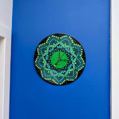 Photo de l'article Horloge murale - Tons verts - pièce unique sur vinyle upcyclé - Dot Art coloré & 100% peint à la main