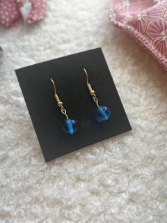 Création artisanale fine : boucles d’oreilles pendantes en verre bleu ciel transparent – design léger et aérien pour une touche unique au quotidien / Luchtige oorbellen met lichtblauw glas – handgemaakt en subtiel / Long transparent blue glass earrings – delicate and poetic handmade piece