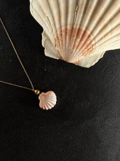 Collier raffiné avec perle en verre rose pâle, monté sur chaîne gold filled 14K – bijou artisanal délicat inspiré par la mer, parfait à offrir / Halsketting met lichtroze glazen parel en 14K gold filled ketting – handgemaakt, ideaal cadeau / 14K gold filled necklace with soft pink glass pearl – ocean-inspired handmade gift