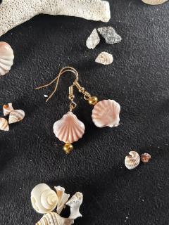 Boucles d’oreilles coquillage en verre rosé, inspiration bijoux bord de mer façon Elise Tsikis, idée cadeau bohème chic / Schelpoorbellen in roze glas, geïnspireerd door strandjuwelen à la Elise Tsikis, boho chic cadeau / Pink glass shell earrings, inspired by seaside jewelry like Elise Tsikis, boho chic gift
