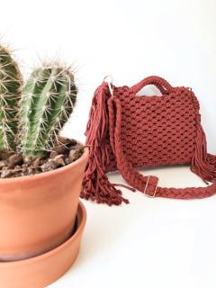 Clutch en macramé terracotta, sac artisanal idéal pour soirée rallye en Belgique, mariage et événements élégants / Terracotta macramé clutch, handtas perfect voor rallye-avonden in België, huwelijk en chique events / Terracotta macramé clutch bag, ideal for Belgian rally evenings, weddings and elegant occasions