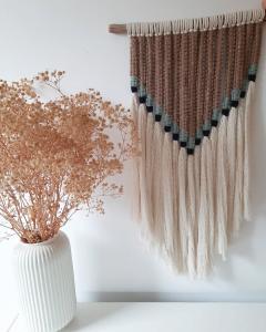 Suspension murale California en macramé artisanal – teintes naturelles et touche bleu marine, déco bohème parfaite pour salon ou chambre / Handgeknoopte macramé muurdecoratie – California stijl met blauw accent / California macramé wall hanging – handmade, natural tones with blue touch, boho home decor