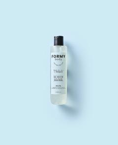 Gel douche naturel Love Flower de Formy sur fond bleu clair – cosmétique belge, clean, parfum floral, idéal pour routine corps douce & vegan / Formy douchegel met bloemengeur – Belgische natuurlijke verzorging / Formy natural body wash – floral scent, vegan, soft skin, made in Belgium