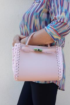 Sac à main unique en cuir recyclé décoré au crochet – pièce artisanale belge, chic et originale – idée cadeau fait main éthique et stylée / Handtas van gerecycleerd leer met haakwerk – uniek Belgisch design, met de hand gemaakt – ideaal als origineel cadeau / Upcycled leather handbag with crochet detail – handmade Belgian fashion, sustainable and original gift idea