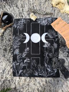 Tapis de tirage "Lune Noire" pour tarot et oracles – création artisanale belge en tissu upcyclé imprimé de symboles lunaires et végétaux – accessoire mystique éthique / Tarotkleed "Zwarte Maan" – handgemaakt in België, met maan- en plantenprints, duurzaam en stijlvol / Black Moon tarot cloth – upcycled fabric with lunar symbols – mystical and sustainable gift idea handmade in Belgium