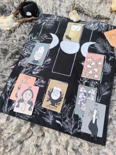 Tapis tarot artisanal "Lune Noire" avec jeu de cartes – création unique en matières revalorisées – parfait pour rituel de pleine lune ou moments introspectifs / Orakelmat met kaarten – ecologisch Belgisch handwerk – ideaal voor maanrituelen / Handmade tarot mat with cards – eco-friendly Belgian accessory for rituals and self-reflection