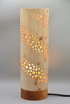 Photo de l'article Lampe à poser en bois de Cyprès – Design artisanal et chaleureux