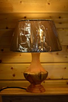 Pied de lampe en bois de peuplier tourné main – style rustique chaleureux, fabrication artisanale belge / Handgedraaide populierenhouten lampvoet – warme rustieke stijl, Belgisch vakmanschap / Hand-turned poplar wood lamp base – warm rustic decor, Belgian artisan craftsmanship