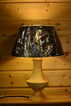 Photo de l'article Pied de lampe en bois de frêne – base artisanale unique pour créer une lampe naturelle