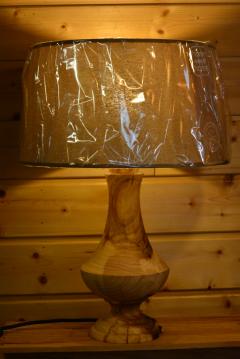 Photo de l'article Pied de lampe en bois de frêne N°2 – charme rustique et chaleur naturelle