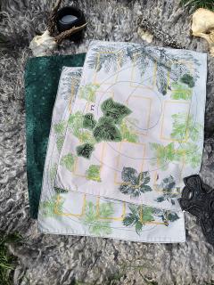 Tapis de tirage pour cartes de tarot ou oracles – création artisanale en tissu recyclé imprimé avec motifs végétaux et symboles ésotériques. Idéal pour les passionnés de spiritualité, divination et sorcellerie naturelle. Parfait comme cadeau ésotérique ou pour améliorer vos rituels de guidance.