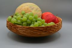 Corbeille artisanale en bois tournée à la main, idéale pour fruits, légumes ou pains. Design naturel et intemporel, pièce unique 100% locale et durable. Parfait cadeau déco ou ustensile de cuisine éco-responsable.