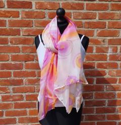 Châle artistique peint sur soie naturelle, porté ici en look bohème chic. Création unique belge, faite main avec passion. Élégant, éthique et 100% local. / Artistieke zijden sjaal, handgeschilderd en gedragen in een boho-chique stijl. Uniek Belgisch ontwerp, ethisch en lokaal handgemaakt. / Artistic silk shawl, hand-painted and worn here in a chic boho style. Unique Belgian creation, handmade with love. Elegant, ethical and 100% local. Selkis