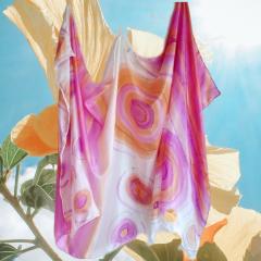 Étole en soie colorée peinte main dans des teintes vives. Accessoire mode original, doux au toucher, pour sublimer une tenue simple ou habillée. / Handgeschilderde kleurrijke zijden sjaal in levendige tinten. Zacht en stijlvol, perfect voor elke outfit. / Colorful hand-painted silk scarf in vibrant tones. Soft and stylish accessory to elevate any outfit. Selkis