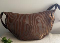 Moon Bag en cuir seconde main, forme demi-lune originale, anse noire contrastante. Pièce upcyclée, pratique et stylée, conçue avec soin pour une mode responsable. / Moon Bag in hergebruikte leder, halve maan vorm met zwarte handvat. Upcycled Belgisch ontwerp, stijlvol en duurzaam. / Moon Bag made from repurposed leather, crescent moon shape with black handle. Stylish, practical and eco-conscious.