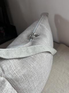 Sac Moon Bag demi-lune en lin gris clair, doublure fleurie poétique, sac artisanal upcyclé fait main en Belgique, idée cadeau unique et durable / Moon Bag halvemaan in lichtgrijs linnen met poëtische bloemenvoering, ambachtelijke upcycled tas handgemaakt in België, duurzaam cadeau-idee / Half-moon Moon Bag in light grey linen with poetic floral lining, handcrafted upcycled bag made in Belgium, unique sustainable gift