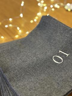 Photo de l'article Serviette de table personnalisée en coton bio gris foncé – Cadeau éthique & unique