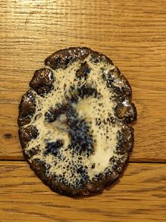 Main Gauche – céramique artisanale signée Isabelle SteeneBruggen, réalisée à la main dans son atelier à Forest, Bruxelles. Chaque pièce est unique, façonnée avec patience et passion. Parfait pour les amateurs d’objets authentiques et durables. À découvrir sur Wimzzi.com. / Handgemaakte Belgische keramiek van Isabelle SteeneBruggen – unieke, lokale ambacht met karakter. / Isabelle SteeneBruggen’s handmade ceramic art from Brussels – slow pottery, unique textures and natural design.