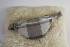 Picture of the product Grey checkered fanny pack