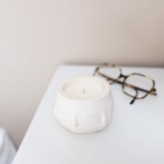 Photo de l'article Bougie design AYA en jesmonite – artisanale, écoresponsable et parfumée