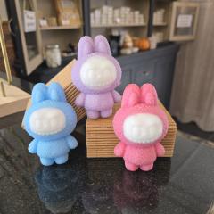 Savon artisanal Labubu fait main – savon décoratif et sensoriel, idée cadeau originale, fabrication artisanale, douceur pour la peau / Handgemaakte Labubu zeep – ambachtelijke decoratieve zeep, origineel cadeau, zachte formule voor de huid / Handmade Labubu artisanal soap – decorative and sensory soap, original gift idea, handcrafted with care