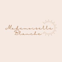 Logo officiel Mademoiselle Blanche – Lisa, marque belge de bijoux durables et décoration en Jesmonite. Symbole d’élégance, de douceur et d’artisanat éthique. Découvrez son univers écoresponsable sur Wimzzi.com. / Logo van Mademoiselle Blanche – Lisa, Belgisch merk voor duurzame sieraden en decoratie – handgemaakt en milieuvriendelijk – te vinden op Wimzzi.com. / Logo of Mademoiselle Blanche – Lisa, Belgian brand for sustainable handmade jewelry and eco home décor — elegant and ethical — on Wimzzi.com.