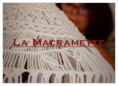 Suspension murale La Macramette, tissée à la main avec du coton recyclé. Pièce artisanale durable, idée cadeau déco belge éthique. Macramé wanddecoratie van La Macramette – handgemaakt in België, duurzaam en stijlvol. La Macramette handmade wall hanging – Belgian macramé art, eco-friendly and timeless design.