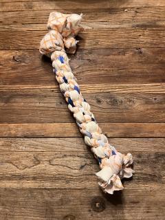 Jouet pour chien clair en tissu recyclé, nœud artisanal doux et résistant, accessoire naturel pour chien / Licht hondenspeelgoed van gerecycleerde stof, zachte handgemaakte knoop / Light-colored dog toy from recycled fabric, soft yet durable handmade knot