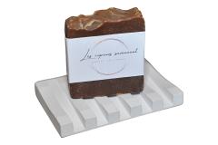 Savon naturel menthe chocolat, posé sur porte-savon – cosmétique artisanale gourmande / Natuurlijke munt-chocoladezeep op zeepbakje – ambachtelijke verzorging met een vleugje verwennerij / Mint-chocolate handmade soap on soap dish – natural skincare with a touch of indulgence