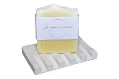 Savon artisanal au cucurbita sur porte-savon – cosmétique naturelle pour peau douce / Ambachtelijke cucurbitazeep op zeepbakje – natuurlijke verzorging voor een zachte huid / Handmade cucurbita soap on soap dish – natural skincare for soft skin