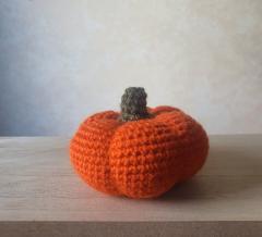 Citrouille au crochet sur surface en bois, décoration automnale chaleureuse, création artisanale à offrir / Gehaakte pompoen op houten ondergrond, warme herfstdecoratie, ambachtelijke creatie om te schenken / Crochet pumpkin on wooden surface, warm autumn decor, handcrafted creation to gift