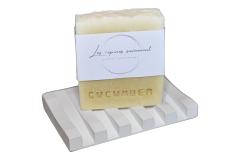 Savon artisanal au concombre sur porte-savon – soin naturel et rafraîchissant / Ambachtelijke komkommerzeep op zeepbakje – natuurlijke en verfrissende verzorging / Handmade cucumber soap on soap dish – fresh and natural skincare