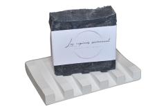Savon au charbon actif, noir intense sur porte-savon – purifiant et détoxifiant naturel / Actieve houtskoolzeep, diepzwart op zeepbakje – natuurlijk zuiverend en ontgiftend / Activated charcoal soap, deep black on soap dish – natural purifying and detox care