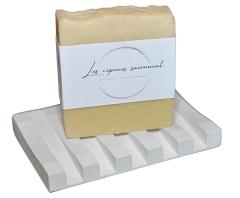 Savon à la carotte posé sur support – savon naturel riche en bêta-carotène / Wortelzeep op houder – natuurlijke zeep boordevol bètacaroteen / Carrot soap on holder – natural soap rich in beta-carotene