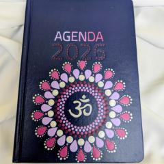 Agenda 2026 chakra couronne, carnet bien-être et spiritualité, outil de développement personnel à offrir, made in Belgium / Agenda 2026 kruinchakra, welzijnsagenda voor spiritualiteit en persoonlijke groei, cadeau made in Belgium / 2026 crown chakra planner, wellness and spirituality agenda, personal development gift, made in Belgium