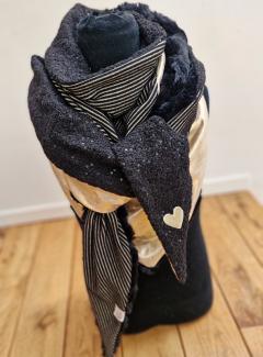 Grand foulard triangle noir et doré Manon Créations, style chic et chaleur artisanale, accessoire cadeau femme / Grote zwarte en gouden driehoekssjaal van Manon Créations, chic en warm handgemaakt accessoire / Large black and gold triangle scarf by Manon Créations, chic handmade warm accessory, gift idea