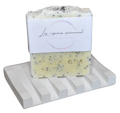 Savon basique artisanal aux plantes – soin doux et naturel pour toute la famille / Ambachtelijke basic kruidenzeep – zachte en natuurlijke verzorging voor het hele gezin / Handmade herbal basic soap – gentle and natural care for the whole family