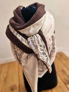 Foulard femme feuille chocolat Manon Créations porté, accessoire artisanal chaud et élégant à offrir / Damessjaal chocoladeblad Manon Créations gedragen, warm en elegant handgemaakt accessoire / Women’s chocolate leaf scarf by Manon Créations worn, warm and elegant handmade accessory